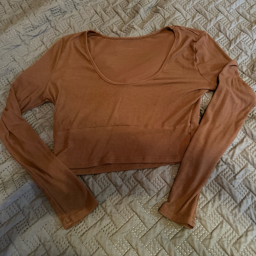 Scoop neck crop tee